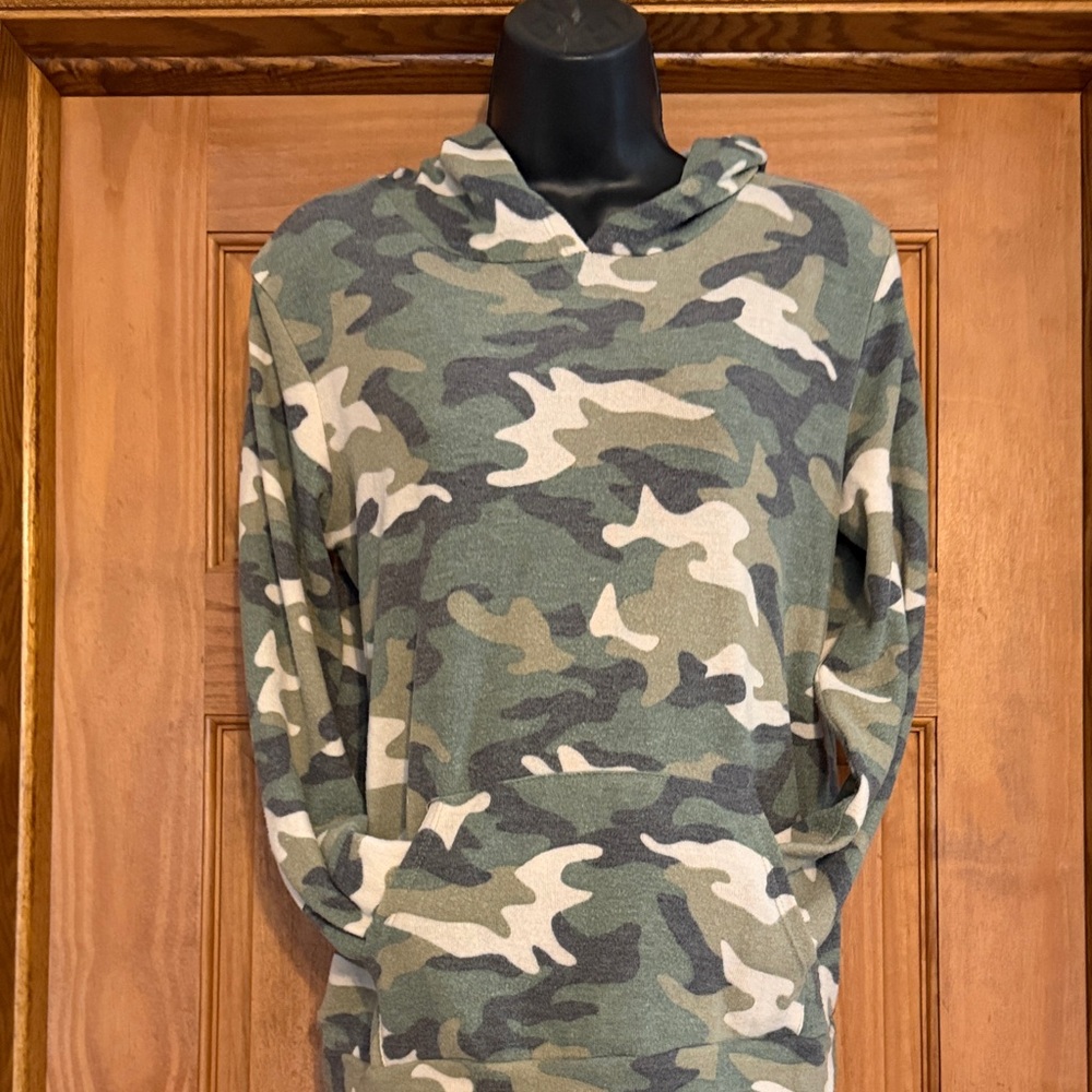 Girls Crown of Hearts Size XL Camouflage Hoodie